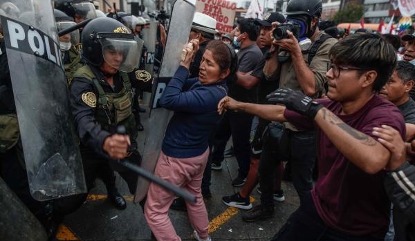 秘鲁前总统卡斯蒂略被司法机关逮捕 民众爆发示威活动