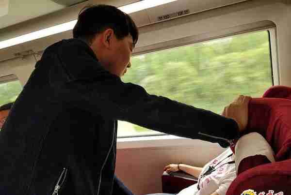 女乘客高铁上突发急症 南京好医生紧急救人化险为夷