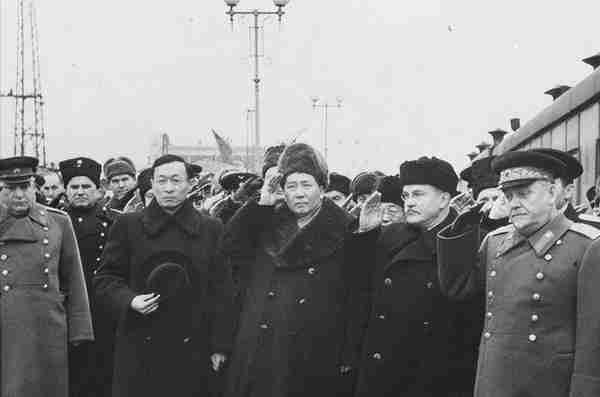 1950年毛主席访苏归来，路过贝加尔湖对陈伯达发火：别忘这是哪