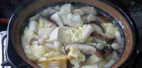 豆腐别煎着吃了，教你一道豆腐蘑菇汤，味道清淡去油腻，减肥多喝