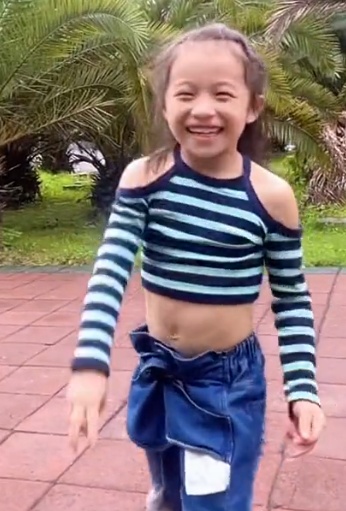 全网最“硬核”的小棉袄：7岁女娃打拳爆红，直接将老爸轻松踹飞