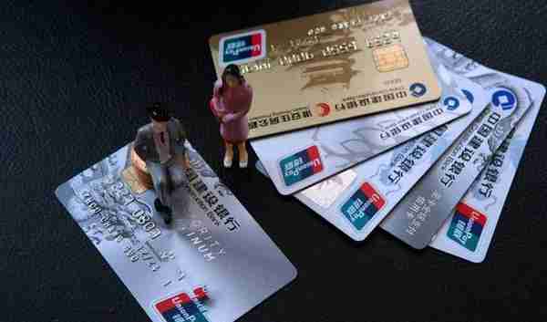信用卡每月都透支，但是不逾期还款，银行会拉黑吗？